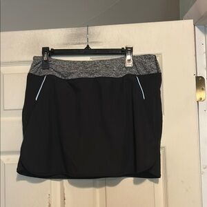 Kiwi Kate Black and Gray Athletic Skort Size Large